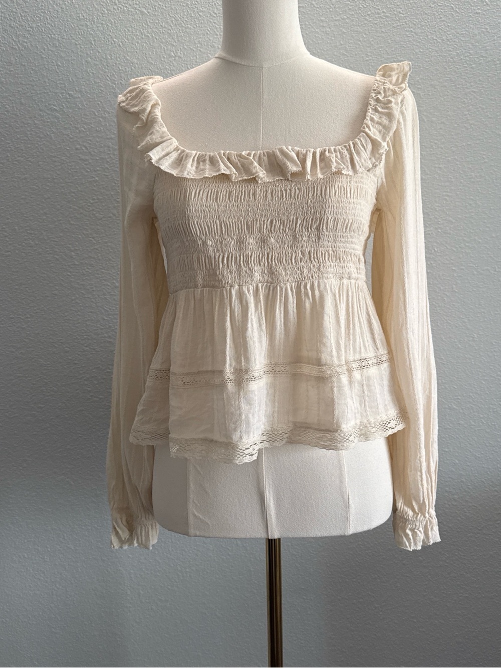 Coquette Cream Smocked Peasant Top – American Eagle (M)